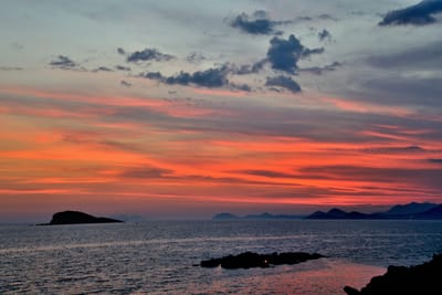 夕陽餘暉映照海面與遠方島嶼