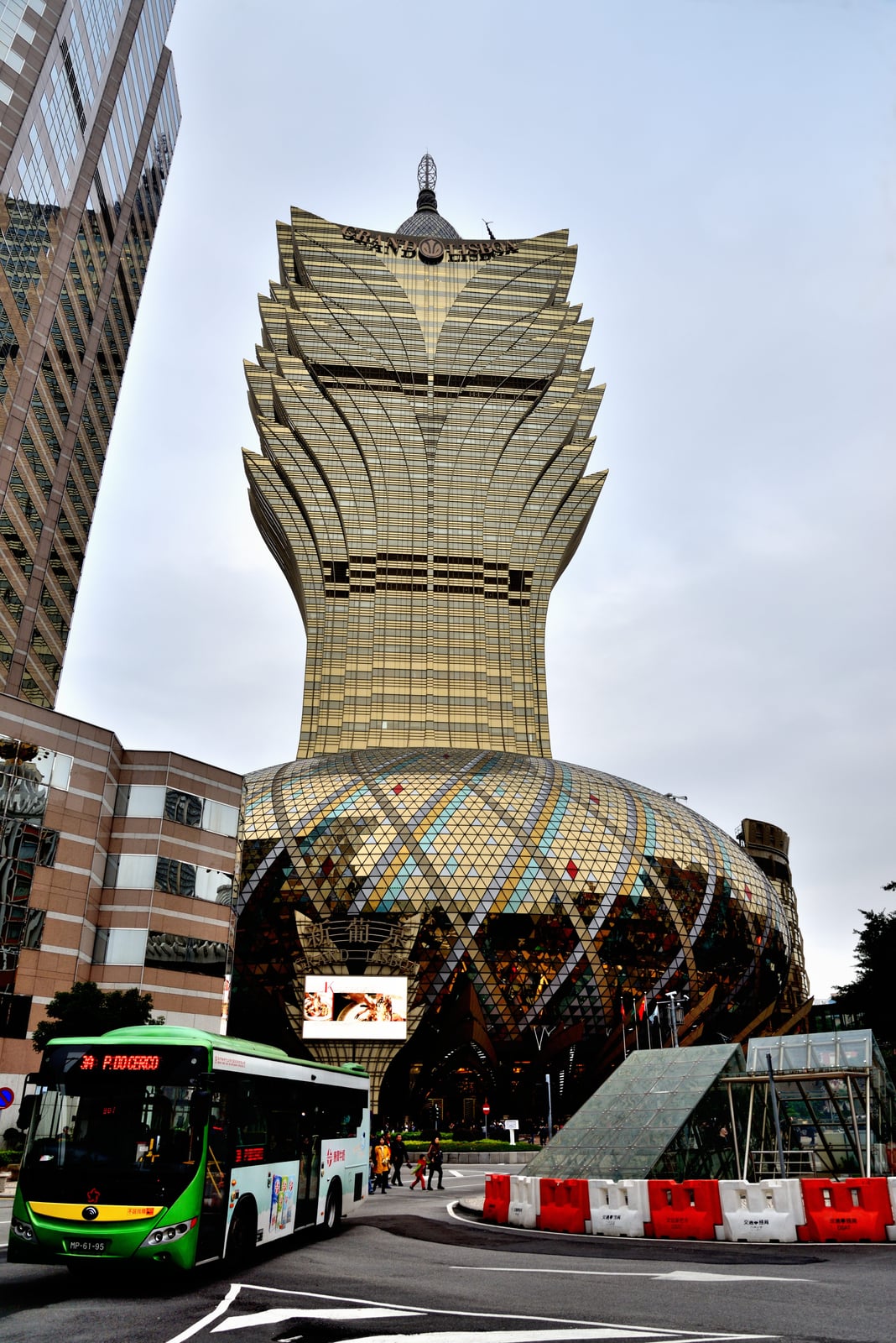 新葡京酒店的獨特金色蓮花造型｜2015/12 澳門