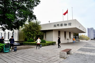 博物館廣場前的悠閒午後時光