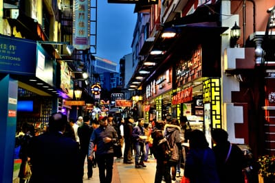 氹仔舊城區入夜後的熱鬧街景