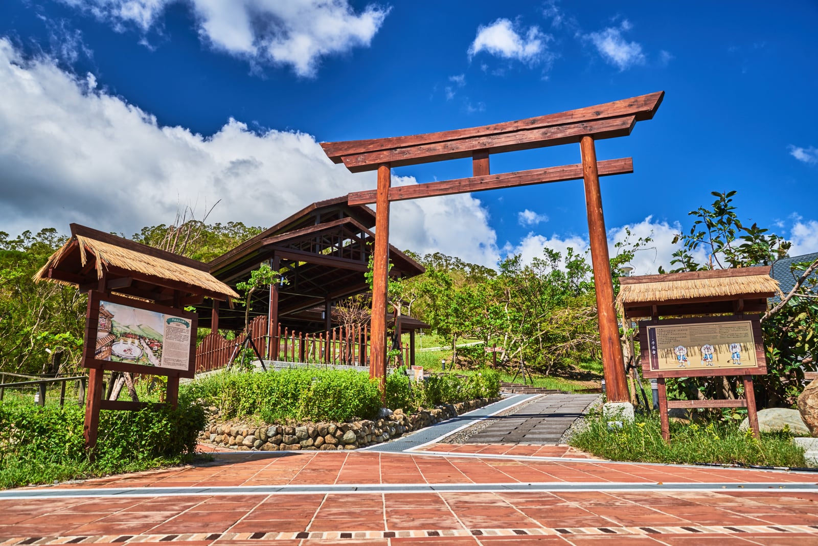 藍天白雲下四重溪溫泉公園的日式鳥居與木造建築｜2015~2018 國境之南