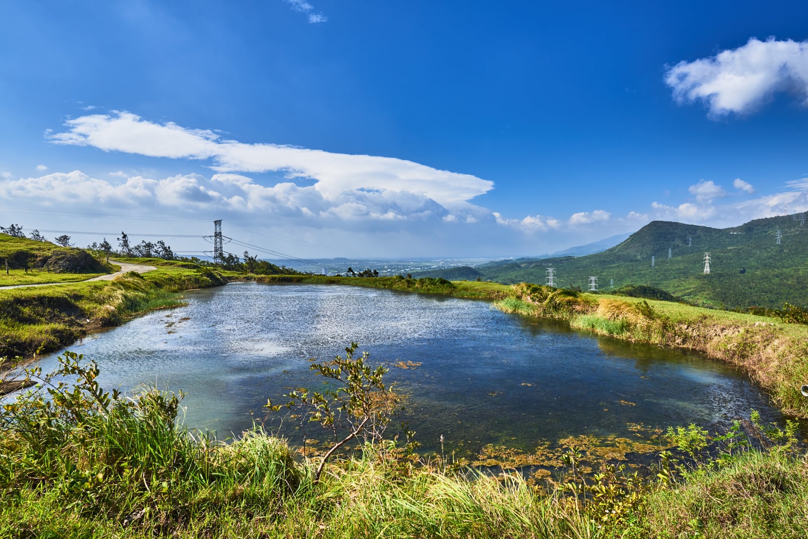 赤牛嶺高地青翠水池與遠山風光｜2015~2018 國境之南