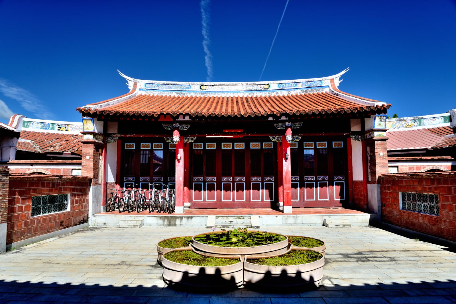 豔陽藍天下的閩南式傳統三合院建築｜2015~2018 國境之南