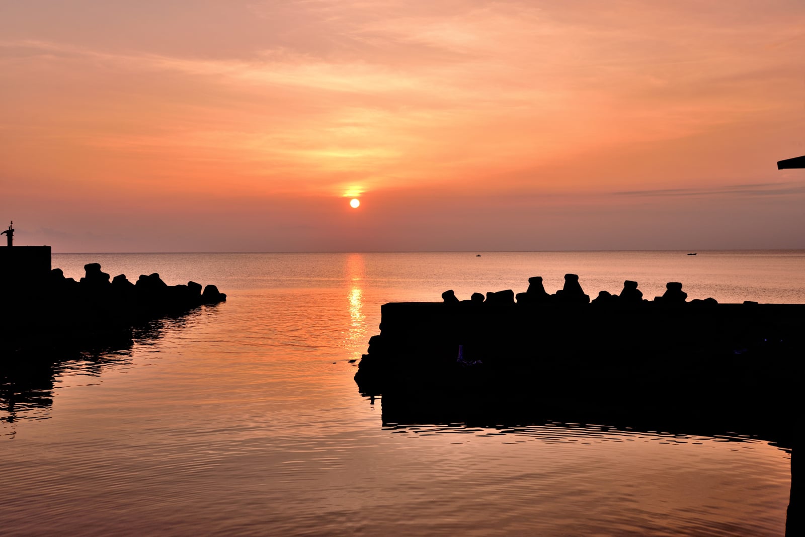 紅柴坑漁港的橘紅夕陽與海面波光｜2015~2018 國境之南