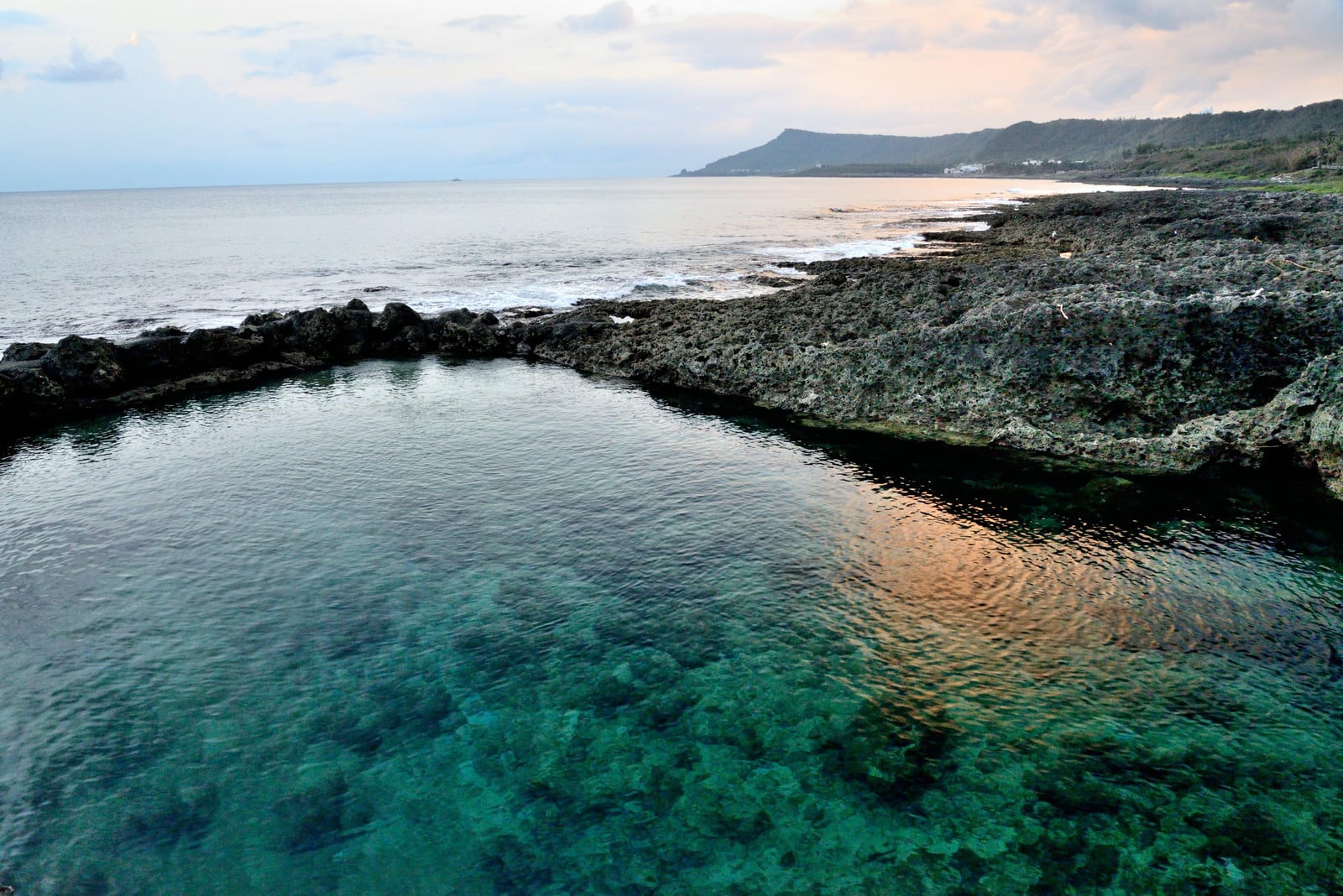 紅柴坑漁港海岸旁的清澈海水與夕陽霞光｜2015~2018 國境之南