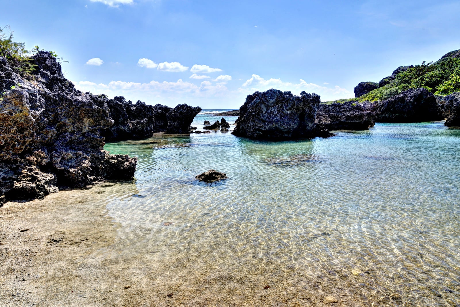 小巴里島岩清澈海水與奇特珊瑚礁岩｜2015~2018 國境之南