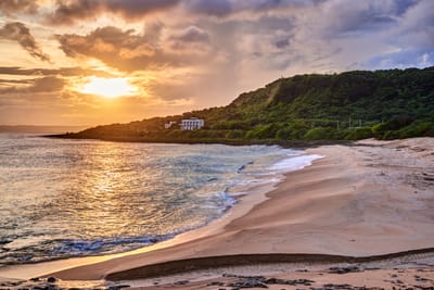 砂島金黃夕陽與海浪沙灘