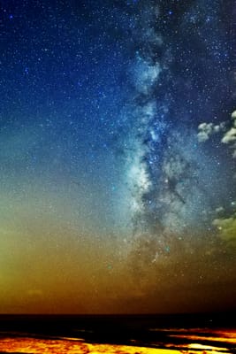 萬里桐漁港夜空下璀璨耀眼的銀河星海