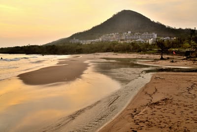 黃昏時刻船帆石沙灘的柔和海景