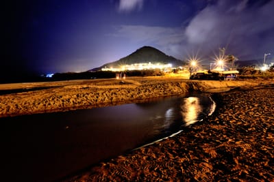 船帆石沙灘夜景與燈光倒影
