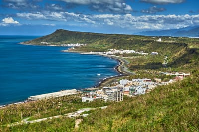 登高俯瞰關山海岸聚落與蔚藍海景