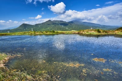 赤牛嶺水池倒影與山巒天際風光