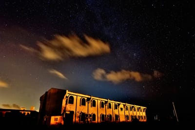星空下的聯勤鵝鑾鼻活動中心古樸建築