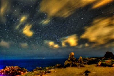 風吹砂夜空下的璀璨星空與奇岩