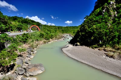 石門古戰場旁翠綠山谷與溪流風光