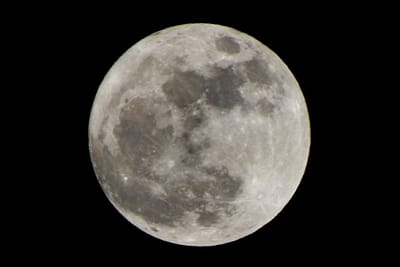 漆黑夜空中高掛的圓潤明月