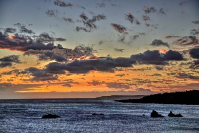 船帆石海域的橘紅夕陽與雲彩