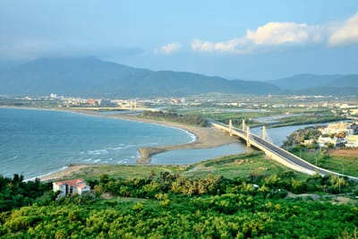 車城龜山步道眺望無垠海灣與橋樑｜2015~2018 國境之南