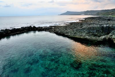 紅柴坑漁港海岸旁的清澈海水與夕陽霞光｜2015~2018 國境之南