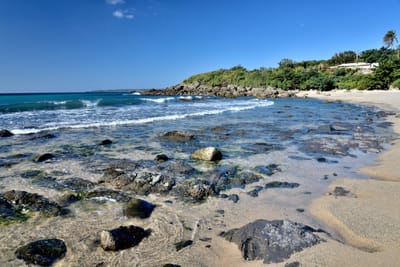 恆春鎮石牛溪海灘的礁石與晴朗海景