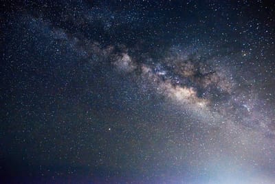 龍磐公園夜空中的璀璨銀河與群星