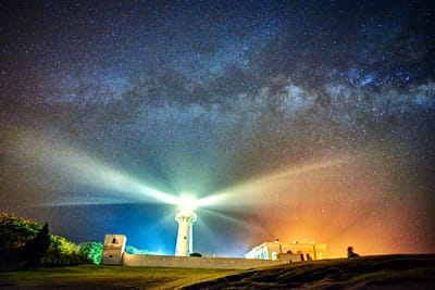 鵝鑾鼻燈塔星空與璀璨光芒