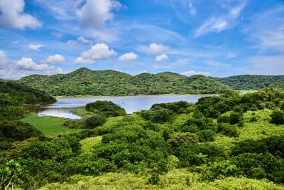群山環抱中的南仁湖碧綠風光