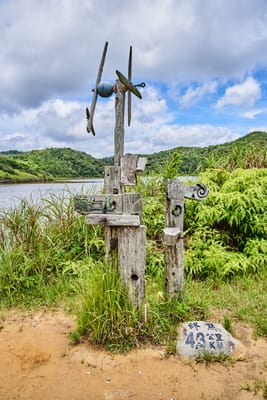 南仁湖畔木造指標與風車藝術裝置