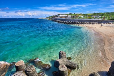 星砂灣清澈湛藍的海水與海岸消波塊