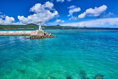 星砂灣清澈湛藍海水與白色小燈塔