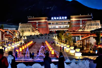文成公主劇場的璀璨夜色