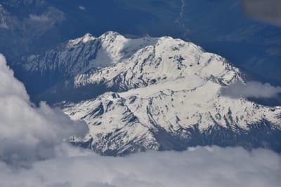 雲端俯瞰壯麗的雪峰山脈｜2016/06 西藏