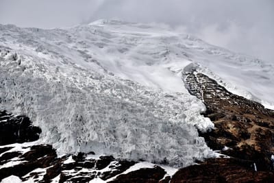 卡若拉冰川的壯麗雪白山壁
