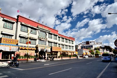 扎什倫布寺旁的街景與藍天｜2016/06 西藏