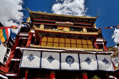 扎什倫布寺金頂與飄揚經幡