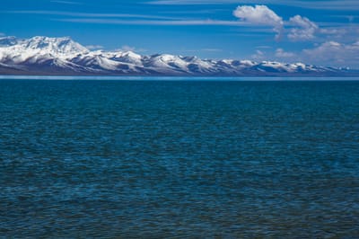 納木錯深藍湖水與遠方雪山