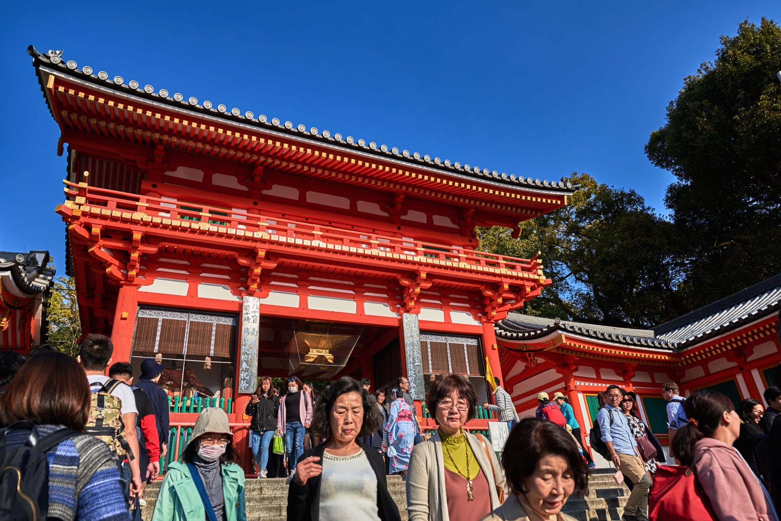 八坂神社朱紅樓門下的熙攘人群｜2017/04 京都賞櫻