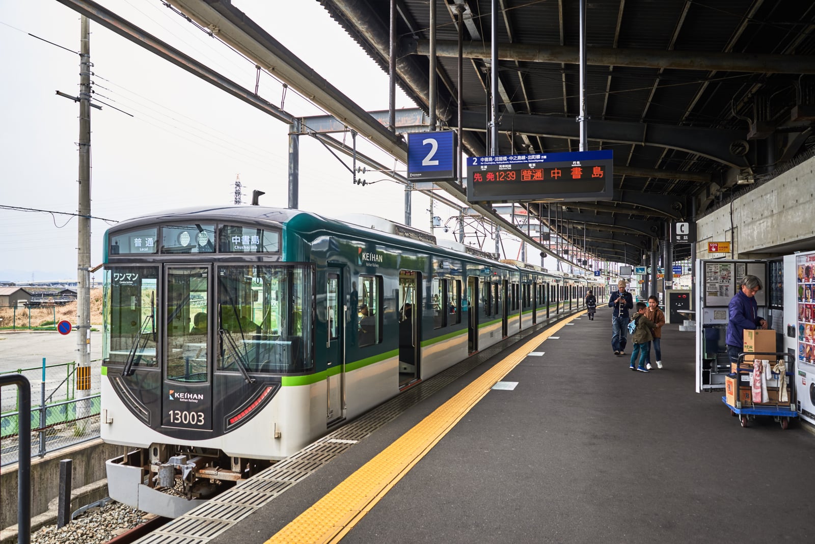 停靠月台的京阪電車 13003 號列車｜2017/04 京都賞櫻