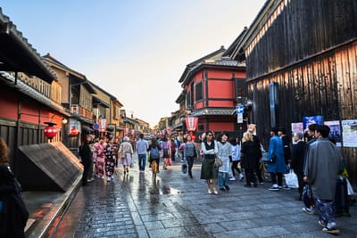花見小路的黃昏街景與行人｜2017/04 京都賞櫻