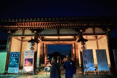 東寺慶賀門的夜間燈火與參訪人潮｜2017/04 京都賞櫻