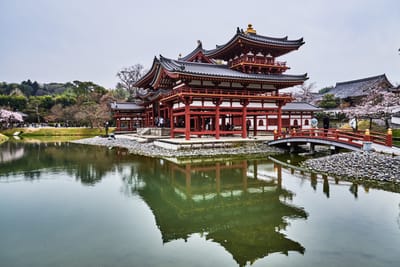 平等院鳳凰堂的湖畔倒影