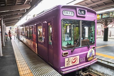 停靠站台的紫色嵐電列車