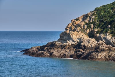 大漢據點的嶙峋岩岸與湛藍海景