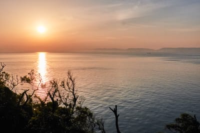 津沙聚落海濱的溫暖夕陽餘暉
