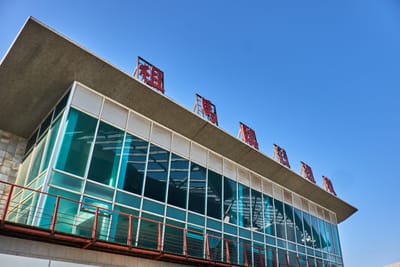 晨光下的南竿候船遊客休憩中心