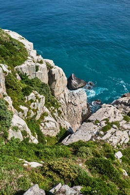 東引島燈塔旁的險峻峭壁與湛藍海景