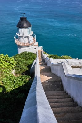 俯瞰東引島燈塔的純白階梯