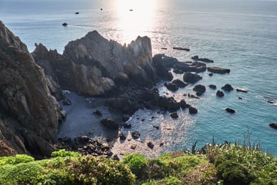 國之北疆的嶙峋礁岩與粼粼波光