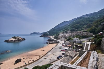 芹壁聚落的依山傍海景致