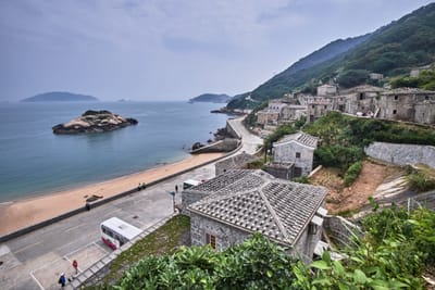 芹壁聚落的依山傍海石屋風情
